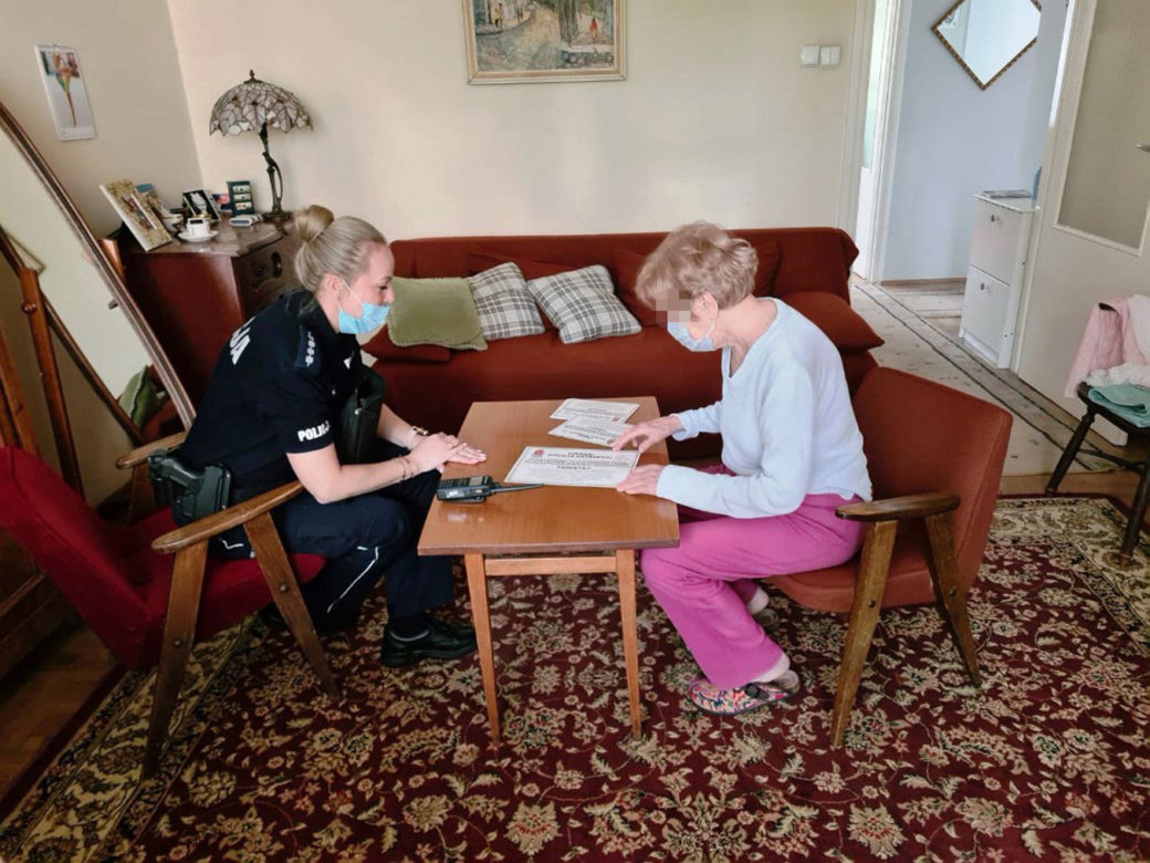 Policjanci edukują seniorów w Warszawie