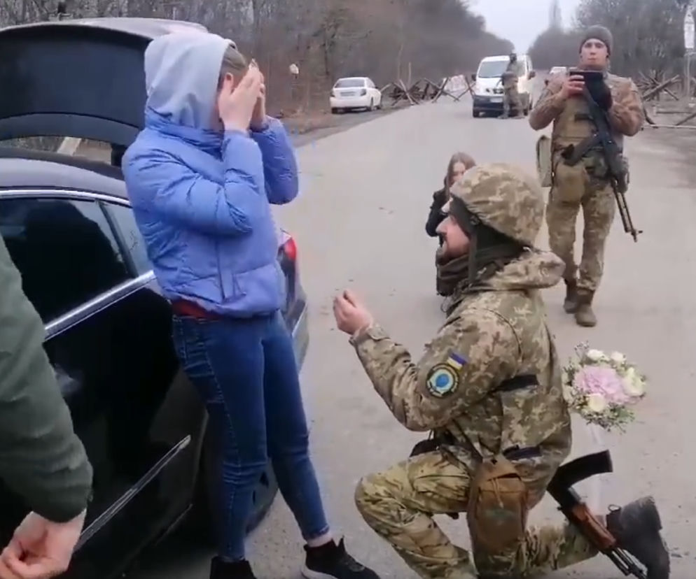 Niezwykłe oświadczyny ukraińskiego żołnierza. Nagranie podbija sieć! [WIDEO]