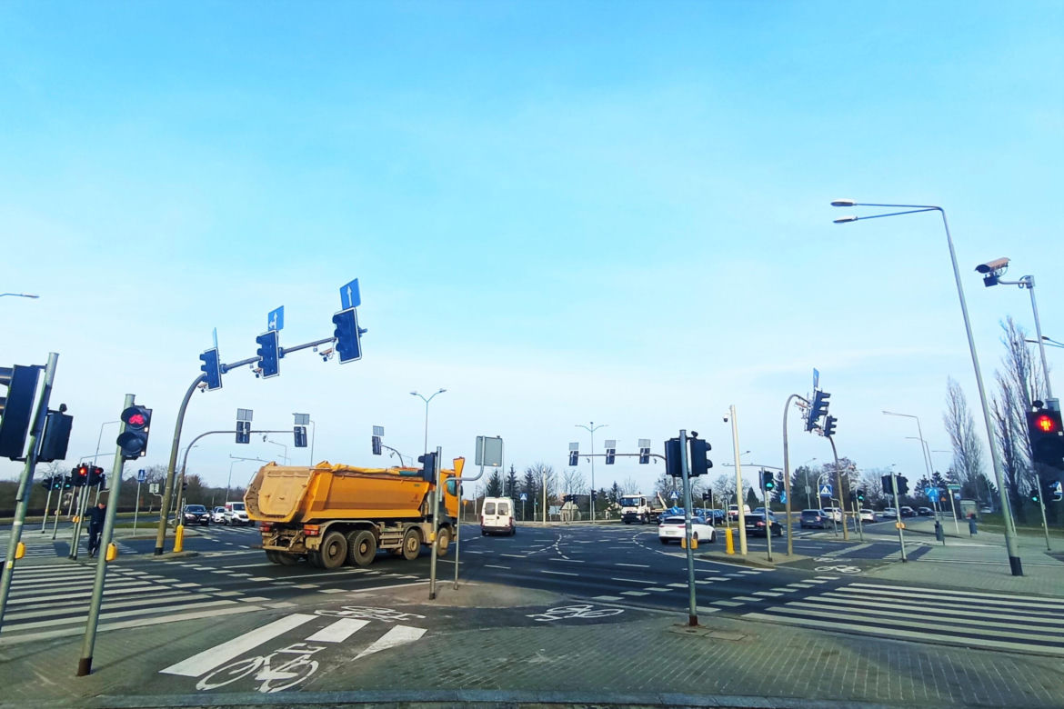 Na skrzyżowaniu ulic 26 Kwietnia, Derdowskiego i Taczaka uruchomiono system RedLight3