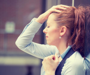 Myślisz, że winny jest kucyk? Lekarze wyjaśniają prawdziwą przyczynę bólu skóry głowy