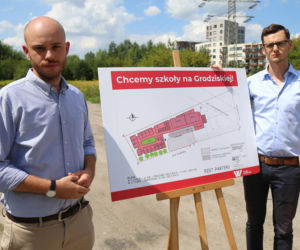 Rodzice z Woli apelują do sędziów. Konflikt o szkołę na Odolanach trwa