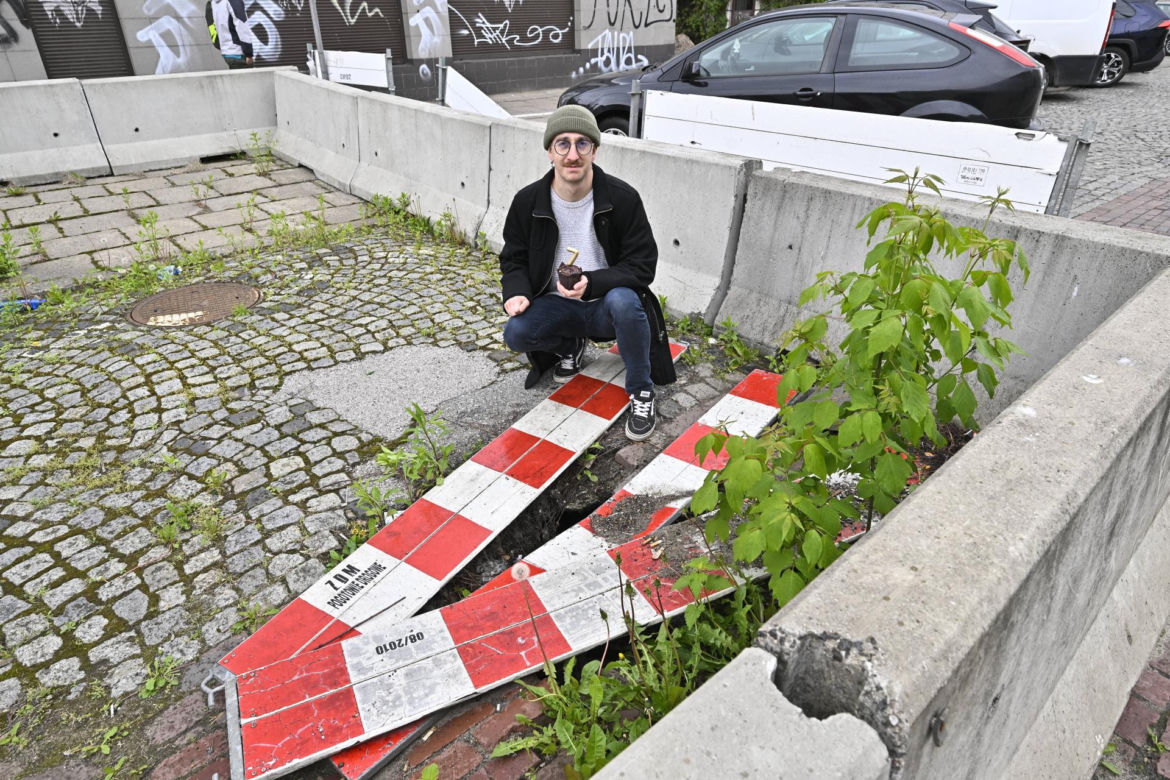 „Super Express” obchodzi siódme urodziny dziury przy al. Solidarności. Kto ma ją naprawić? Wspólnota mieszkaniowa atakuje miasto