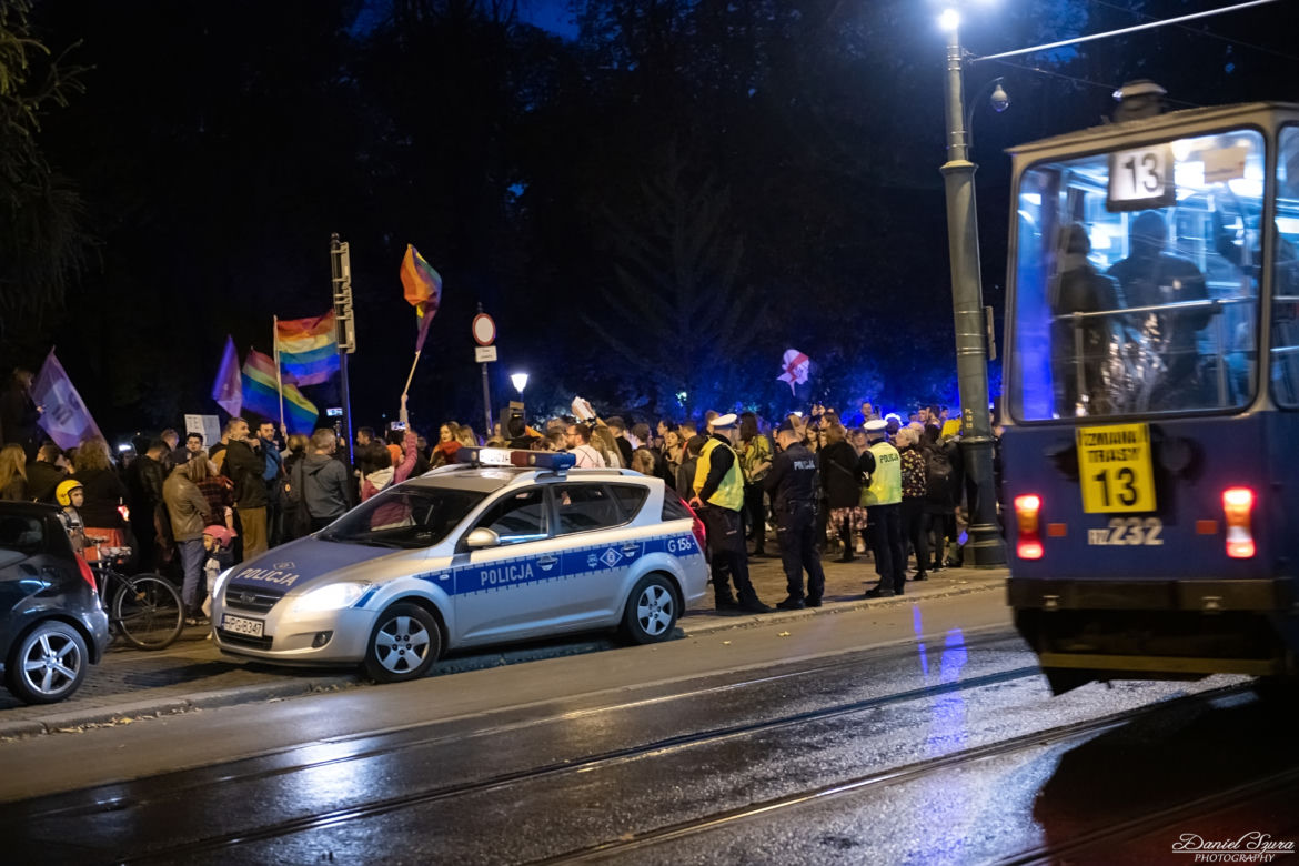 Tańczący protest pod krakowską kurią