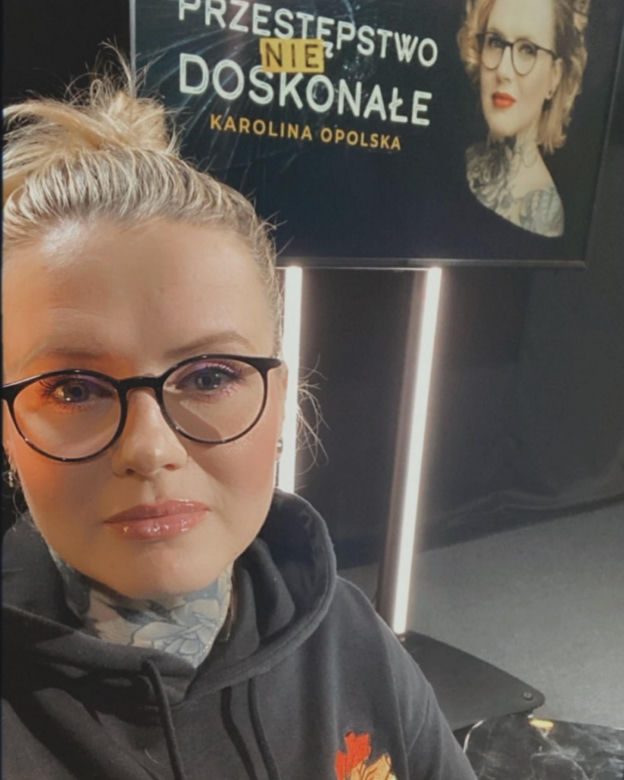 Karolina Opolska nową prowadzącą w TVP Info. Uwagę przykuwa ogromny tatuaż na szyi