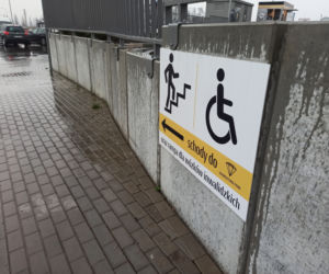 Internauci określili ten chodnik lokalną anomalią grawitacyjną. Ale czy to w ogóle jest chodnik? 