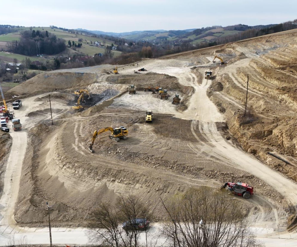 Nowy stadion sportowy rośnie w gminie Korzenna. Kiedy koniec prac?