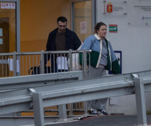 Olga Frycz wychodzi z dzieckiem ze szpitala