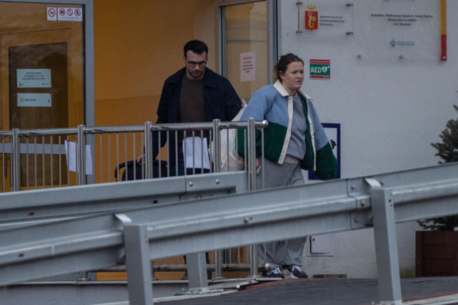 Olga Frycz wychodzi z dzieckiem ze szpitala