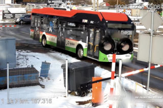 Autobus utknął na przejeździe kolejowym
