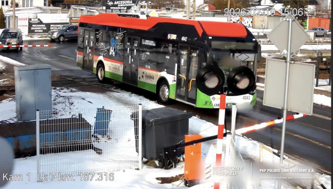 Autobus utknął na przejeździe kolejowym