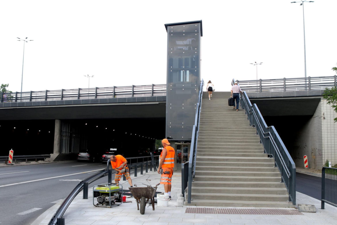 Historyczny moment na placu Na Rozdrożu. Windy już działają! Mieszkańcy wniebowzięci: „Od lat na to czekaliśmy!”