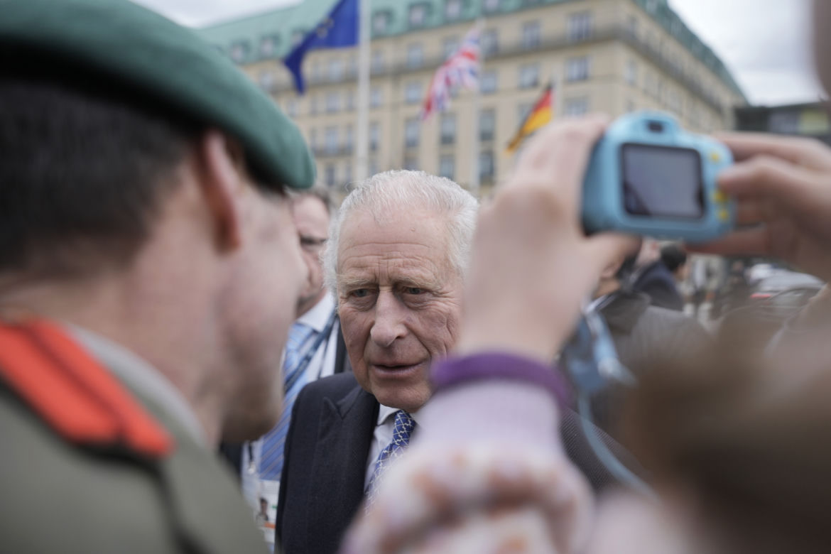 Chciał dać królowi koronę z Burger Kinga