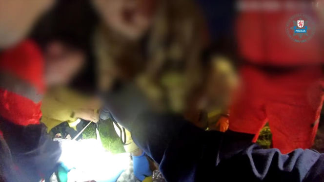 63‑latek tonął, policjant skoczył do wody
