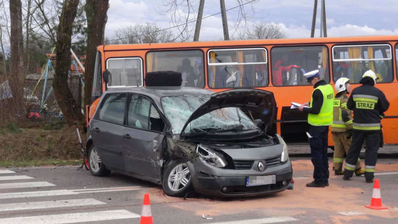 Dramat pod Legionowem. Autobus z dziećmi roztrzaskał się o drzewo. Są ranni