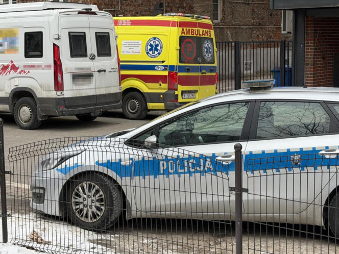 Na klatce schodowej znaleziono zwłoki mężczyzny. Tajemnicza śmierć w starej kamienicy