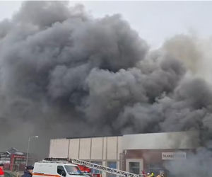 Zgłoszenie o zdarzeniu wpłynęło po godzinie 9:00 . Płomienie szybko objęły cały budynek sklepu.