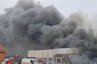 Zgłoszenie o zdarzeniu wpłynęło po godzinie 9:00 . Płomienie szybko objęły cały budynek sklepu.