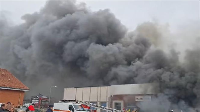 Zgłoszenie o zdarzeniu wpłynęło po godzinie 9:00 . Płomienie szybko objęły cały budynek sklepu.