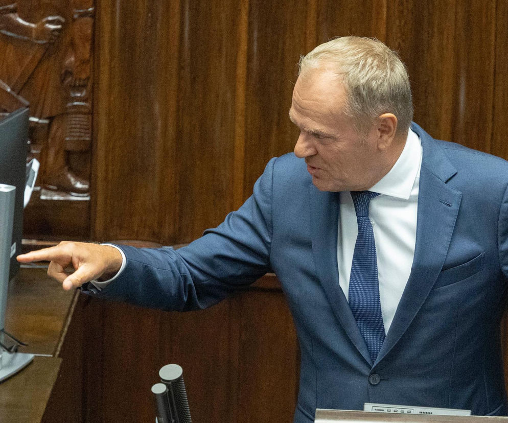 Premier Donald Tusk przemawia w Sejmie i wskazuje ręką w stronę ław poselskich. O sprawie pana X czytaj w SE Polityka.