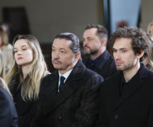 Na Wspólnej odc. 4268. Pogrzeb Marii Zięby. Kasia (Julia Chatys), Bogdan ( Wojciech Brzeziński), Jarek (Wojciech Rotowski)