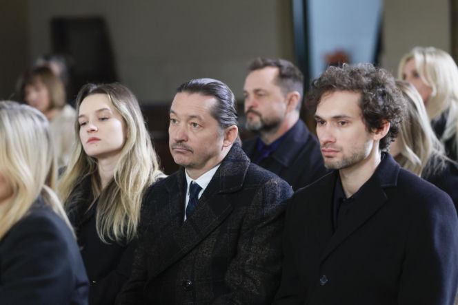 Na Wspólnej odc. 4268. Pogrzeb Marii Zięby. Kasia (Julia Chatys), Bogdan ( Wojciech Brzeziński), Jarek (Wojciech Rotowski)