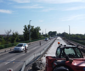 Kierowca BMW ugrzązł w świeżym betonie na moście nowohuckim
