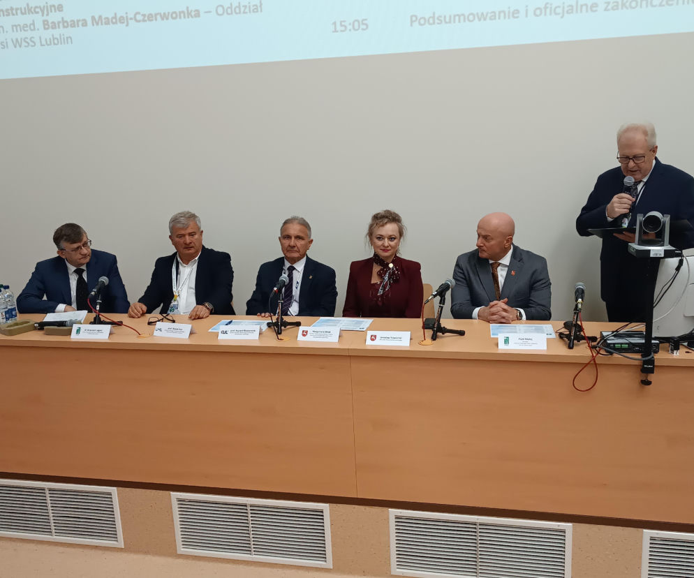 Prezydium konferencji onkologicznej w Lublinie siedzące przy długim stole. Więcej o Forum przeczytasz na Eska Lublin.