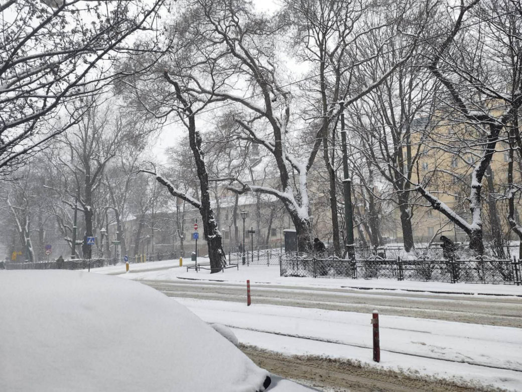 Atak zimy w Krakowie. Miasto sparaliżowane, IMGW ostrzega