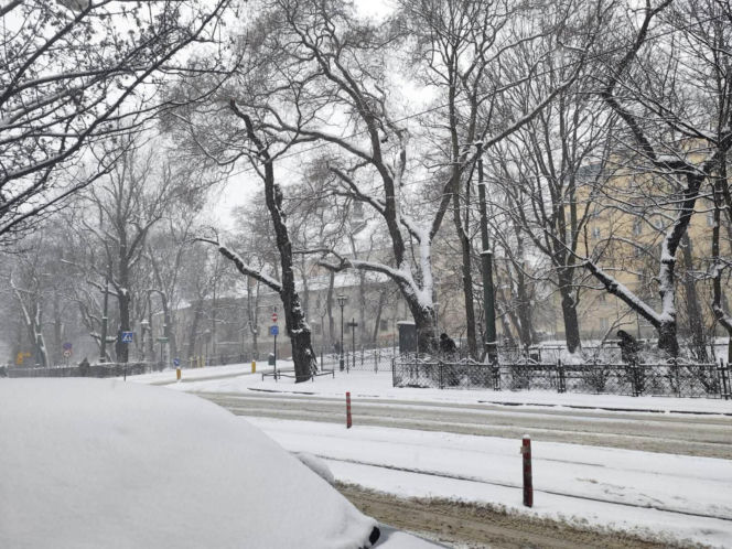 Atak zimy w Krakowie. Miasto sparaliżowane, IMGW ostrzega