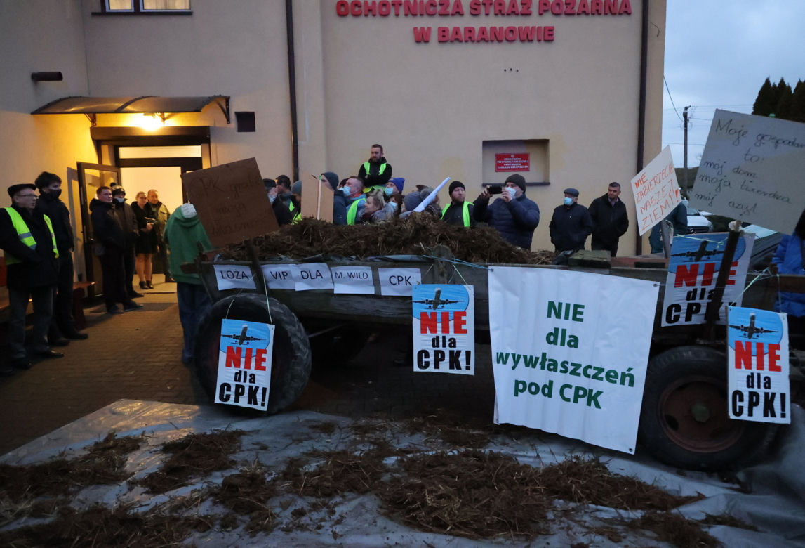 Awantura o lokalizację CPK. Mieszkańcy przyszli z kupą gnoju i jajkami 