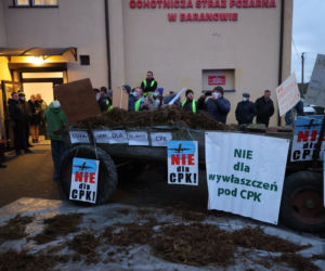 Awantura o lokalizację CPK. Mieszkańcy przyszli z kupą gnoju i jajkami 