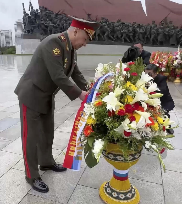 Kim rozwinął czerwony dywan dla Putina
