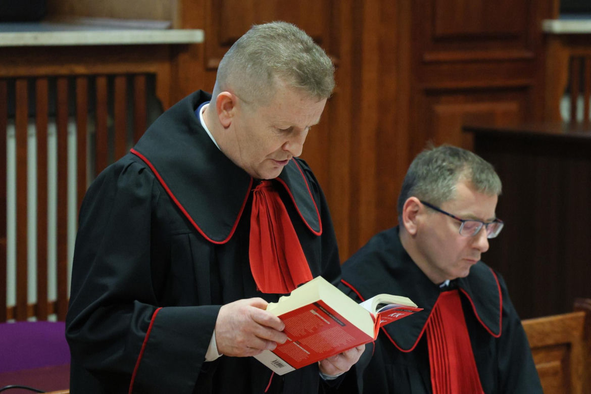 Ks. Olszewski zupełnie odmieniony, bez koloratki, z długą brodą