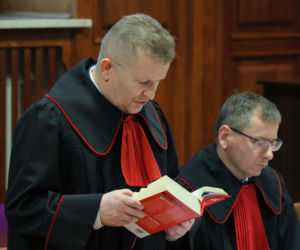 Ks. Olszewski zupełnie odmieniony, bez koloratki, z długą brodą