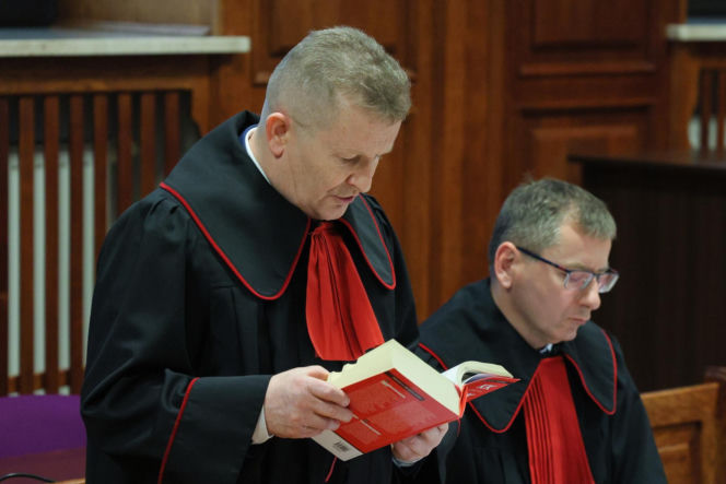 Ks. Olszewski zupełnie odmieniony, bez koloratki, z długą brodą