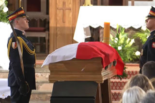 Trumna z ciałem Łukasza Litewki okryta flagą Polski. Gdy wnosili ją do kościoła rozległy się brawa 