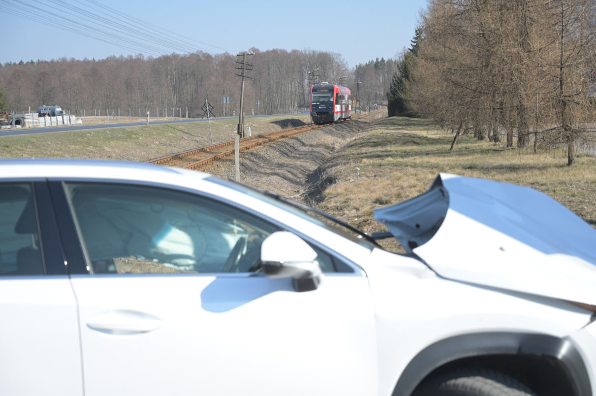 Wjechał wprost pod nadjeżdżający pociąg. Przeżył, ale chwilę później powiesił się w garażu. Dramat pod Grudziądzem