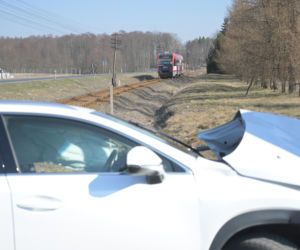 Wjechał wprost pod nadjeżdżający pociąg. Przeżył, ale chwilę później powiesił się w garażu. Dramat pod Grudziądzem