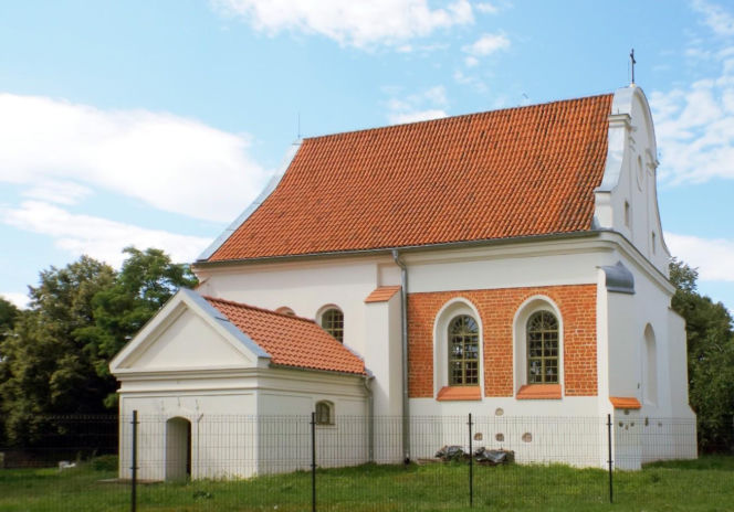 Nazwa tej wielkopolskiej wioski zmieniała się wielokrotnie. Dziś zabytki stoją tu jeden przy drugim