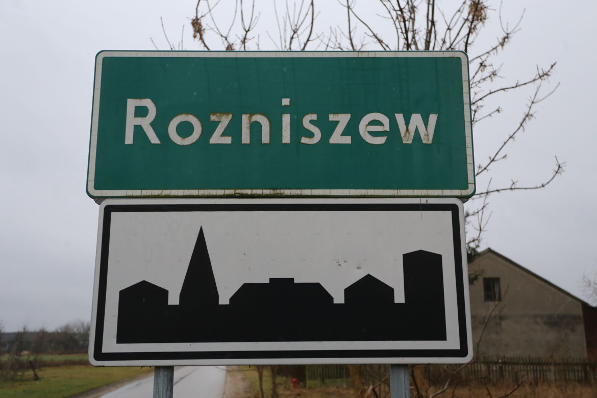 Pogrzeb po masakrze w Rozniszewie. Ogromne serce z białych róż