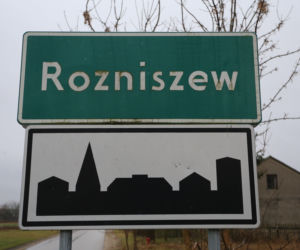 Pogrzeb po masakrze w Rozniszewie. Ogromne serce z białych róż