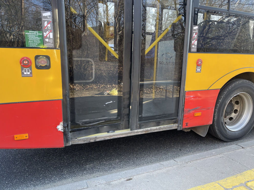 Zadławił się bananem i wjechał w autobus miejski. Kierowca walczy o życie