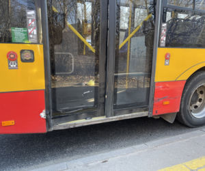 Zadławił się bananem i wjechał w autobus miejski. Kierowca walczy o życie