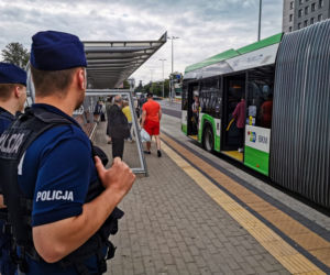 Białystok. Policjanci sprawdzają, czy pasażerowie BKM noszą maseczki. Za jej brak jest 500 zł mandatu [ZDJĘCIA]