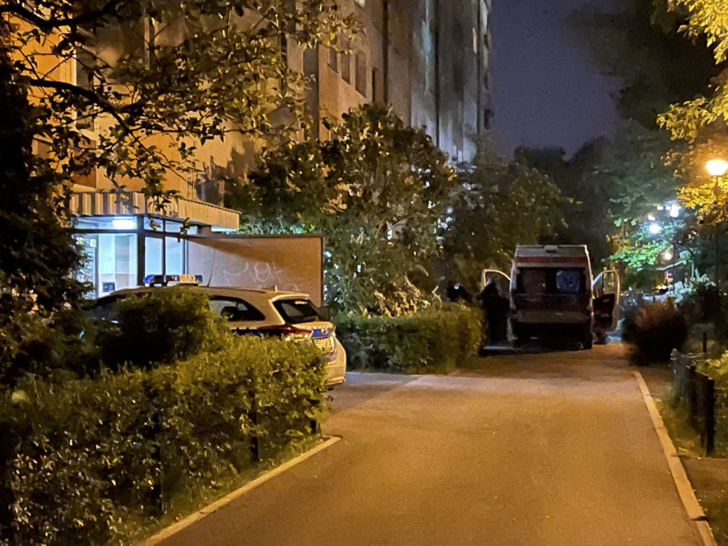 Makabrycznego odkrycia dokonała policja i straż pożarna. W mieszkaniu były rozkładajace się zwłoki i niedoszły samobójca