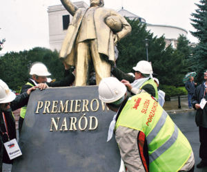 Kolejka do cudownego pomnika Tuska