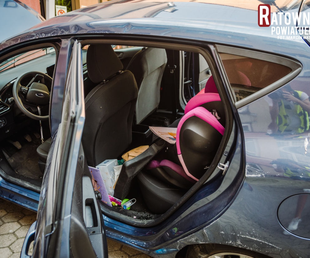 Groźny wypadek w Ełku. Samochód z małym dzieckiem wjechał w budynek szkoły