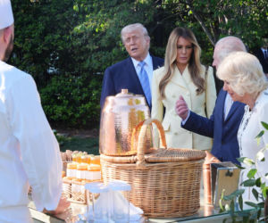 Król Karol i królowa Kamila u Trumpów. Melania dała im herbatę, a potem pokazała pasiekę w kształcie Białego Domu