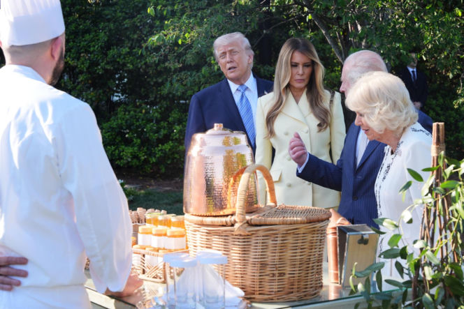 Król Karol i królowa Kamila u Trumpów. Melania dała im herbatę, a potem pokazała pasiekę w kształcie Białego Domu