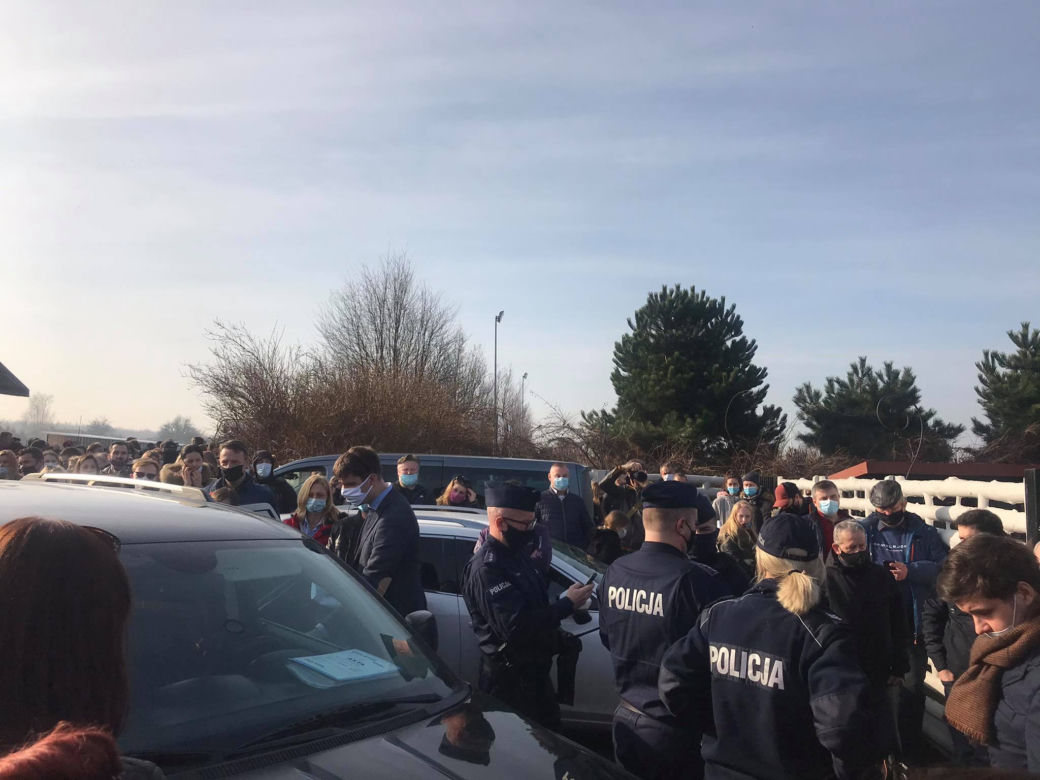 Wielka licytacja koni pod Łodzią zatrzymana przez... sanepid! Na miejscu policja i wściekli kupujący